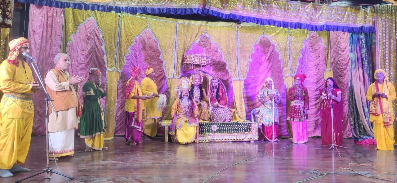 श्री आदर्श चंद्राकला रामलीला सेवा फाउंडेशन हनुमान नगर, सीतामढ़ी, बिहार दिनाक 11.3.25 क़ो, कैकेई मंथरा संवाद, कैकेई कोपभवन दशरथ प्रतिज्ञा क़ी लीला प्रस्तुति की गई